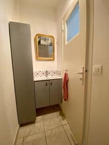 une petite salle de bains avec une porte et une fenêtre dans l'établissement Chez virginie : Appartement lumineux au calme., à Fréjus