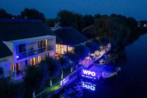 Výhled na řeku, která protéká v blízkosti hotelu