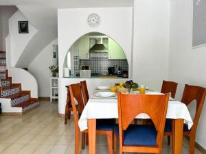 une cuisine et une salle à manger avec une table et des chaises dans l'établissement Casa Alkabir. Relax y piscina cerca de la playa., à El Campello