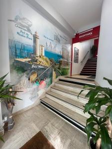 une chambre avec des escaliers et une fresque murale représentant un phare dans l'établissement Agena, à Brest