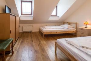 Schlafzimmer im Dachgeschoss mit 2 Betten und 2 Fenstern in der Unterkunft Mainhatten Apartment in Frankfurt am Main