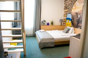 Postel nebo postele na pokoji v ubytování Hotel a Museum of Bricks