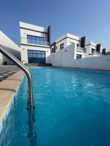Bazén v ubytování Ocean Breeze villa By Escape time nebo v jeho okolí
