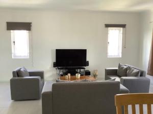 TV at/o entertainment center sa Cozy Place