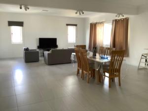 TV at/o entertainment center sa Cozy Place