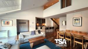 un salon avec un canapé et une table dans l'établissement The Peak Penthouse 8, à Thredbo