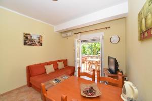 sala de estar con sofá y mesa en Apartments Popovic 2 en Kotor