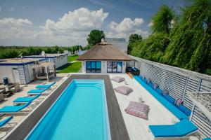 Bazén v ubytování WPO - WILD PIKE OASIS nebo v jeho okolí