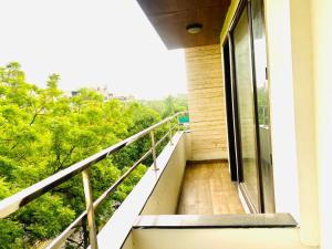 Balkón nebo terasa v ubytování Qotel Hotel Rajouri Garden Above Ritu Marbles, Near Rajouri Garden Metro Station-Couple Friendly