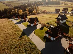 una vista aerea di una casa in un campo di Osada Dursztyn- Przystanek Podhale a Białka