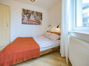 1 dormitorio con 1 cama y una foto de coche en Apartamenty Przytulne z balkonem i bezpłatnym parkingiem, en Gdansk