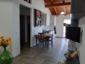 a kitchen and dining room with a table and chairs at Villa Erilia in San Giovanni Suèrgiu