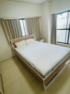 Ce lit se trouve dans un dortoir doté d'une grande fenêtre. dans l'établissement ASUKA HINODECHO ｌ日の出町, à Kusugaurachō