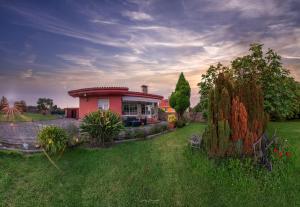 a small house in a field with a yard at Stella Maris in Villaviciosa