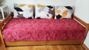 ポルティシオにあるLocseraの牛枕付きの部屋のベッド1台