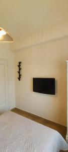 A bed or beds in a room at Leodi Place