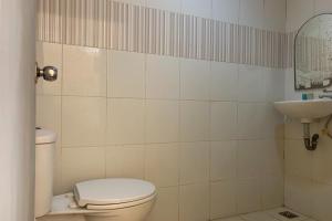 łazienka z toaletą i umywalką w obiekcie OYO 92775 Wisma Phinisi Syariah 
