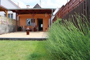 ein Haus mit einer Terrasse mit einem Hydranten in der Unterkunft U Mateje Pasohlavky in Pasohlávky