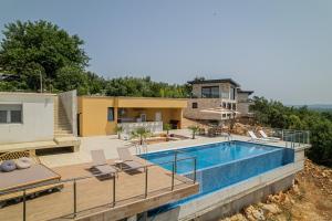 Solana's View - Ferienhäuser in ruhiger Lage, mit einer einzigartigen Aussicht, Infinity Pool, Free Parking und Wlan内部或周边的泳池