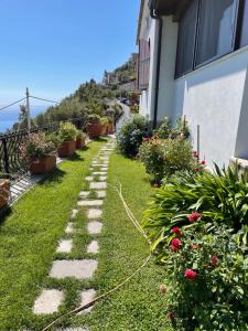 a garden path with plants on the side of a building at la Dacia di Gina in Ravello
