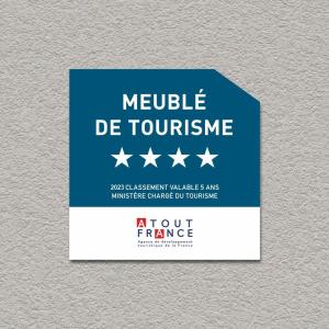 een blauw-wit kaartje met sterren erop bij SOUS MON TOI Topdestination-Dijon - Sauna & jacuzzi - Classé 3 étoiles in Dijon