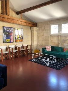 - un salon avec un canapé vert et une table dans l'établissement Belle maison historique, à Arles
