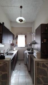 uma cozinha com um lavatório e uma janela em MiloPetra em Yerolimin
