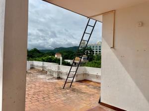 Vista generica sulle montagne o vista sulle montagne dall'interno della stanza in casa privata