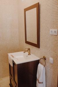 bagno con lavandino e specchio di Casa Familiar Tarragona playa a Tarragona