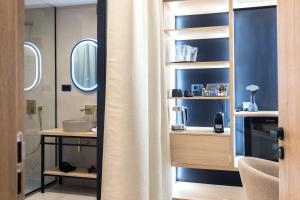 扎達爾的住宿－Tonio Rooms，浴室拥有蓝色的墙壁和浴帘