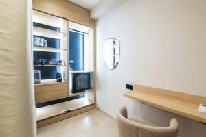 扎達爾的住宿－Tonio Rooms，客房设有电视和带椅子的书桌
