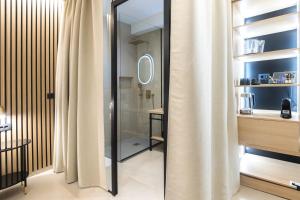 ein Bad mit einem Duschvorhang in einem Zimmer in der Unterkunft Tonio Rooms in Zadar
