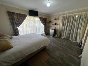 Postel nebo postele na pokoji v ubytování Phindulo Bed and Breakfast - No Loadshedding, Smart TVs & unlimited free fibre wifi