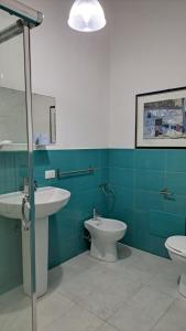 アルカモにあるB&B Garibaldiのバスルーム(洗面台、トイレ付)