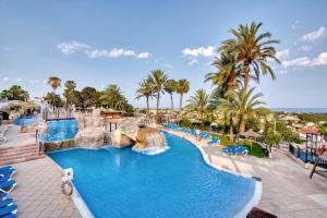una piscina in un resort con scivolo d'acqua di Clementina Imperial Park a Casas de Torrat