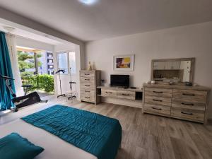 1 dormitorio con cama, tocador y espejo en Egon Apartments, en Budva