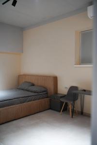 een slaapkamer met een bed, een tafel en een stoel bij Boomerang apart-apart hotel in Kolomiya