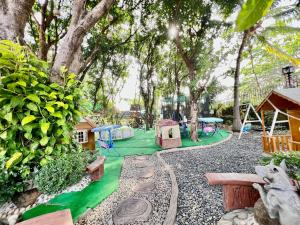 un parque con parque infantil con columpios en Margie's Place and Coffee Shop Inc., en Mariveles