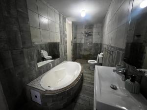 Koupelna v ubytování Phindulo Bed and Breakfast - No Loadshedding, Smart TVs & unlimited free fibre wifi