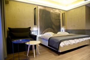 Postel nebo postele na pokoji v ubytování Adonis City Hotel