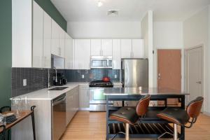 A kitchen or kitchenette at S Boston 1BR w Gym WD by Seaport Lawn on D BOS-70