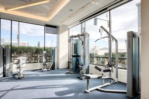 una palestra con attrezzature per il fitness in un edificio con finestre di S Boston 1BR w Gym WD by Seaport Lawn on D BOS-70 a Boston