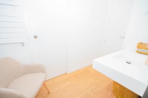 - Escritorio blanco y silla en una habitación en For You Rentals Bonito y acogedor apartamento cerca al Estadio Bernabeu - Madrid VDS28 en Madrid