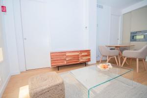 een woonkamer met een glazen tafel en stoelen bij For You Rentals Bonito y acogedor apartamento cerca al Estadio Bernabeu - Madrid VDS28 in Madrid