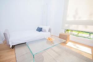 a living room with a couch and a glass coffee table at For You Rentals Bonito y acogedor apartamento cerca al Estadio Bernabeu - Madrid VDS28 in Madrid