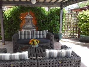 un patio con sofá y una mesa con flores en Alba B&B, en Isernia