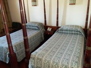 Habitación con 2 camas y 1 cama doble en Seronera Wildlife Lodge en Parque Nacional del Serengeti