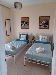 pokój z 2 łóżkami i ręcznikami w obiekcie IL TRAMONTO APARTMENTs 2 w Kanalionie