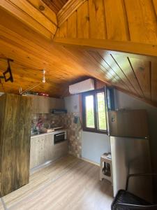 una cucina con soffitti in legno e un frigorifero in camera di ΓΑΛΗΝΗ 3 a Skála Stólou