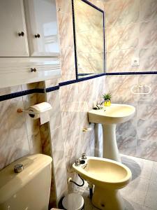 ein Bad mit einem WC und einem Waschbecken in der Unterkunft MyChoice Noe Deluxe by Bossh! Apartments in Rota